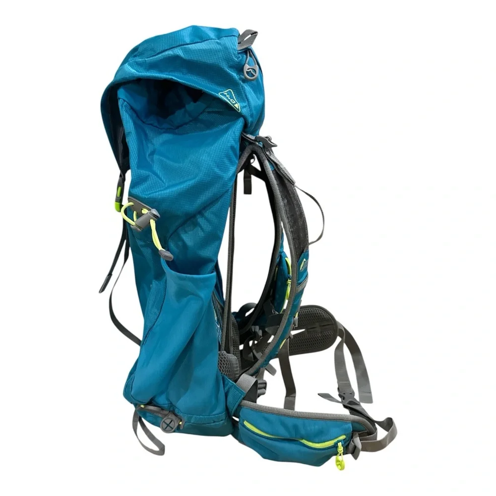 Lowe Alpine airzone ND32 Backpack great for skiing or snowboarding. Day hiking.